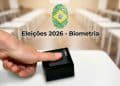 Eleitor usando biometria para votar, representando as eleições de 2026