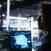 Especialista em inteligência artificial analisando código e modelo neural em ambiente tecnológico moderno.