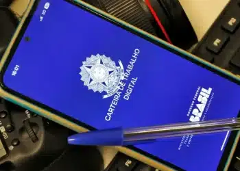 Celular exibindo a Carteira de Trabalho Digital do Brasil, destacando o logotipo e a inscrição 'CARTEIRA DE TRABALHO DIGITAL'