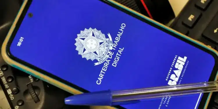 Celular exibindo a Carteira de Trabalho Digital do Brasil, destacando o logotipo e a inscrição 'CARTEIRA DE TRABALHO DIGITAL'