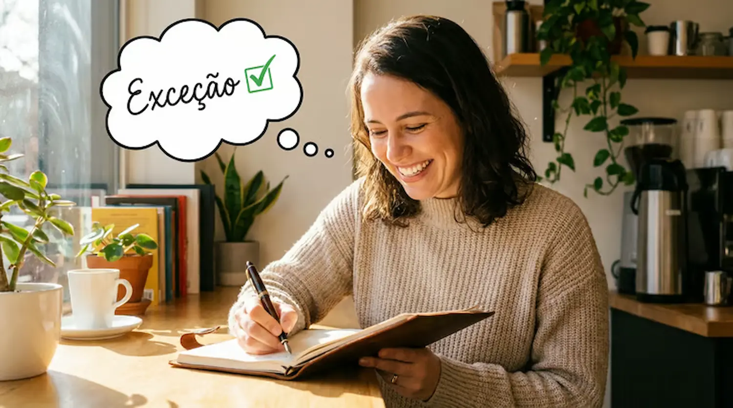 Mulher sorrindo e escrevendo em seu caderno, refletindo sobre a grafia correta da palavra 'exceção'.