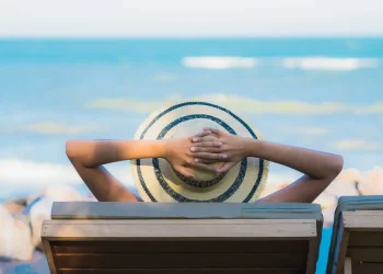 Pessoa relaxando em cadeira de praia durante período de folga prolongada por novo feriado