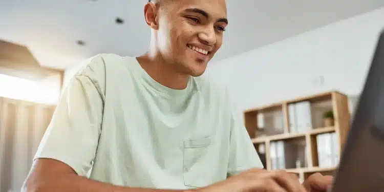 Jovem utilizando notebook representando as inscrições online para os cursos gratuitos de capacitação profissional.