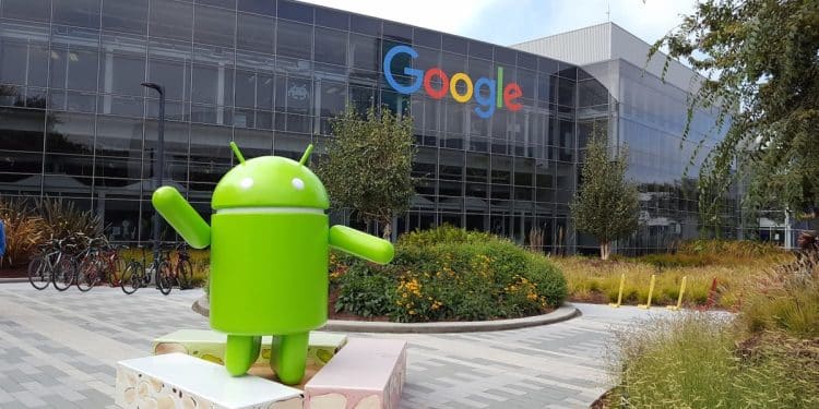 Estátua do Android em frente à sede do Google com logomarca colorida ao fundo — Gmail permite alterar endereço de e-mail sem modificar dados