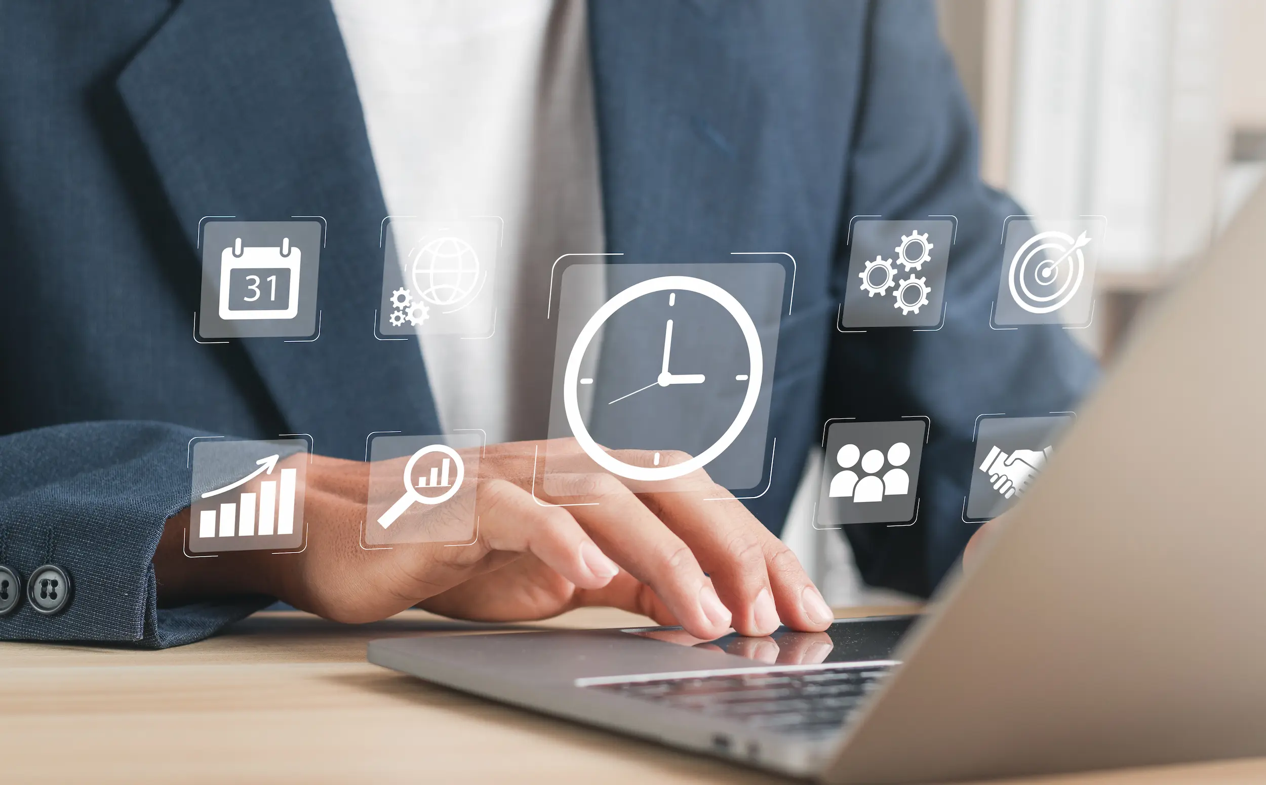 Pessoa usando laptop com ícones de gestão de tempo, representando a regra dos 80% de produtividade.