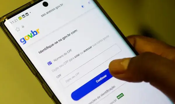 Tela do aplicativo Gov.br para recuperação de acesso usando CPF após troca de aparelho.