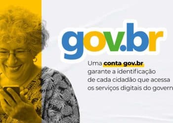 Senhora idosa de óculos sorrindo enquanto utiliza celular ao lado do logotipo da plataforma Gov.br
