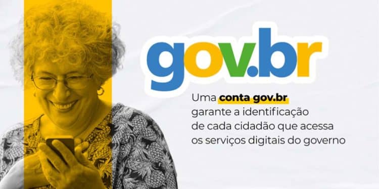 Senhora idosa de óculos sorrindo enquanto utiliza celular ao lado do logotipo da plataforma Gov.br