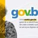 Senhora idosa de óculos sorrindo enquanto utiliza celular ao lado do logotipo da plataforma Gov.br