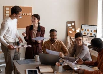 Profissionais discutindo sobre power skills em um ambiente colaborativo de escritório.