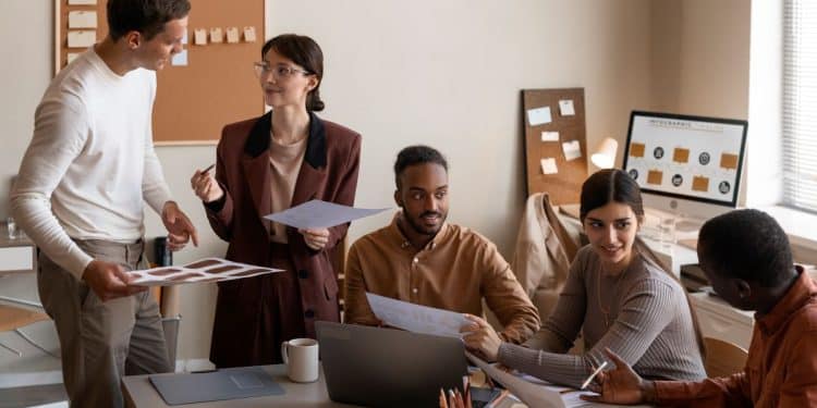 Profissionais discutindo sobre power skills em um ambiente colaborativo de escritório.