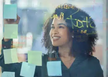 Profissional analisando dados e criando soluções no escritório para melhorar habilidades essenciais no mercado de trabalho em 2027.