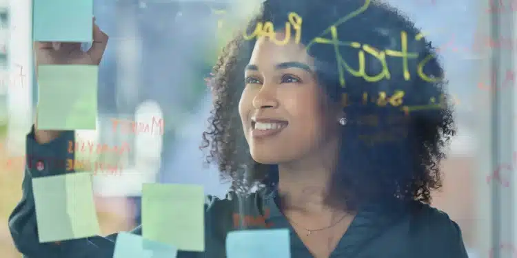 Profissional analisando dados e criando soluções no escritório para melhorar habilidades essenciais no mercado de trabalho em 2027.