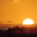 pôr do sol quente, simbolizando os dias de verão, com a dúvida sobre o retorno do horário de verão em 2026.