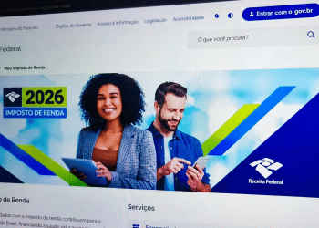 Tela do site gov.br mostrando campanha IRPF 2026 com mulher e homem usando tablet e celular