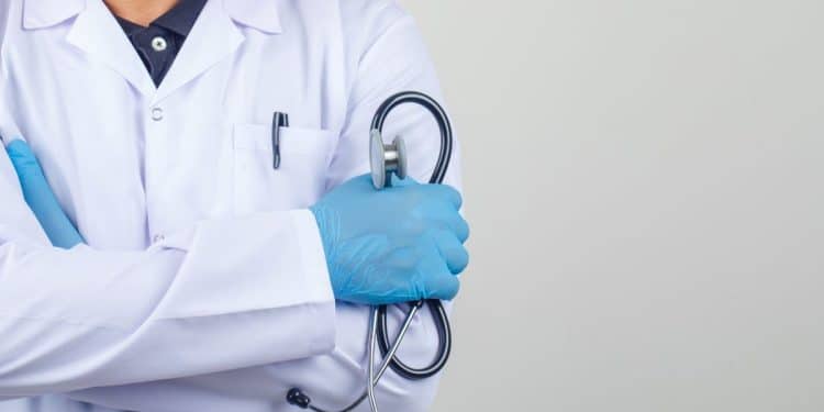 Médico com jaleco e estetoscópio simbolizando profissionais avaliados no Revalida 2026/1.