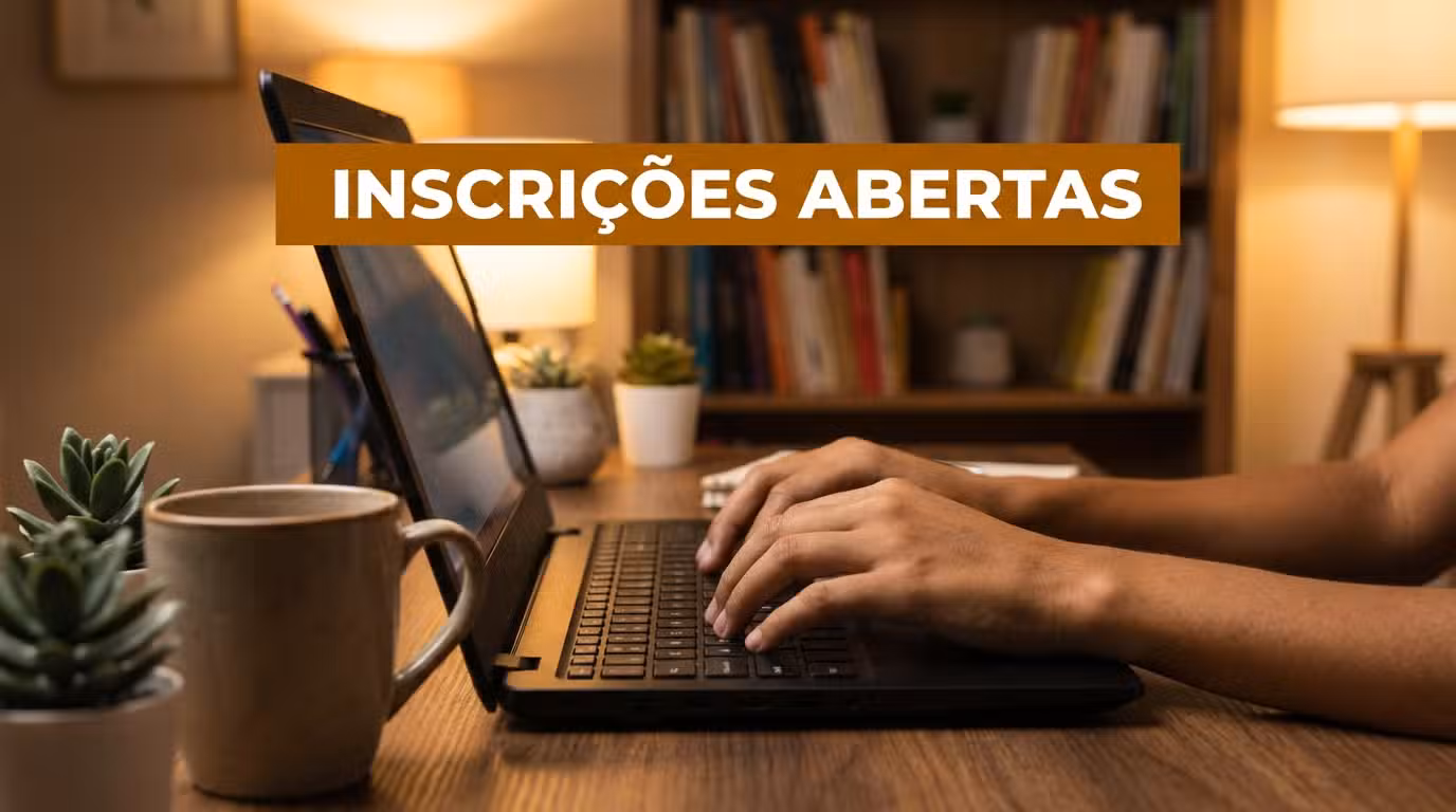 Imagem ilustrativa de mãos digitando em notebook, representando o processo de inscrição online para o concurso público da Prefeitura de Tremembé/SP