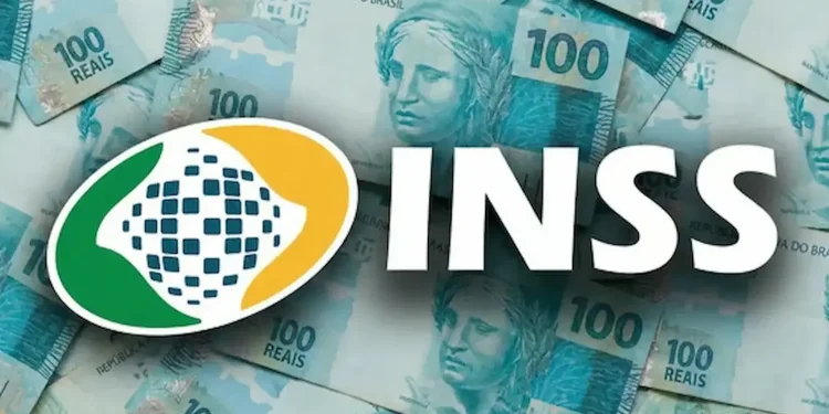 Logo do INSS sobre notas de 100 reais, relacionado ao pagamento do benefício de R$ 2.431,50 em 2026.
