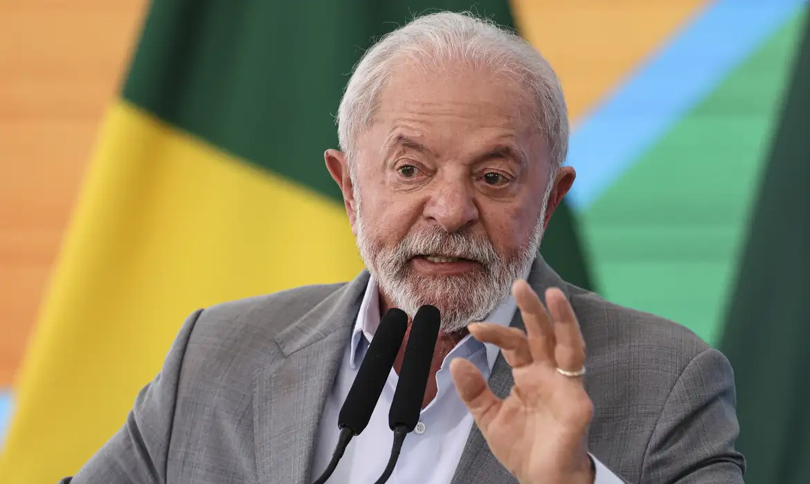 Presidente Lula discursando em evento oficial sobre mudanças na jornada de trabalho no Brasil.