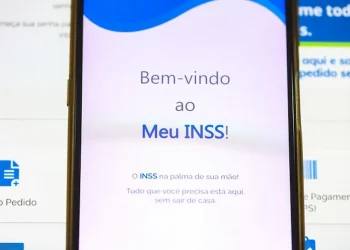 Tela inicial do aplicativo Meu INSS exibindo mensagem de boas-vindas para usuários que precisam recuperar senha antes da consulta do 13º salário.