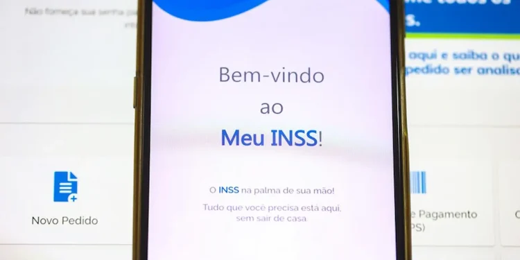 Tela inicial do aplicativo Meu INSS exibindo mensagem de boas-vindas para usuários que precisam recuperar senha antes da consulta do 13º salário.