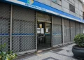 Fachada fechada de agência da Previdência Social do Governo Federal, representando a importância do mutirão de perícia médica do INSS para reduzir a fila de espera dos segurados em 2026