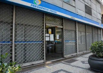 Fachada fechada de agência da Previdência Social do Governo Federal, representando a importância do mutirão de perícia médica do INSS para reduzir a fila de espera dos segurados em 2026