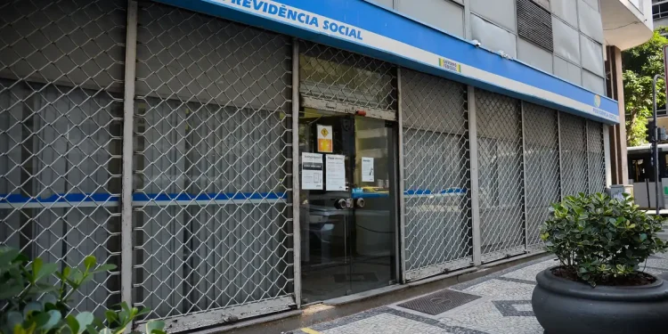 Fachada fechada de agência da Previdência Social do Governo Federal, representando a importância do mutirão de perícia médica do INSS para reduzir a fila de espera dos segurados em 2026