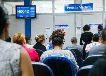 Fila de pessoas aguardando atendimento para perícia médica do INSS, representando o mutirão que acontecerá neste fim de semana.
