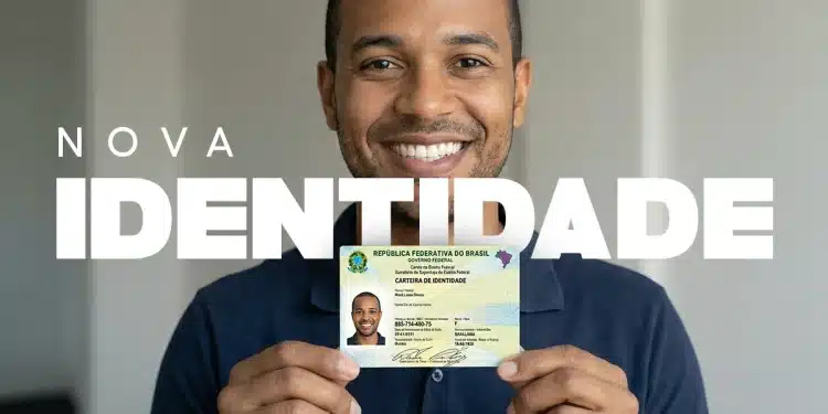 Homem sorrindo e segurando a nova Carteira de Identidade brasileira com o título 'Nova Identidade' ao fundo.
