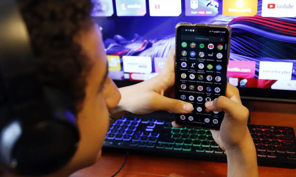 Usuário busca aplicativos no celular durante teste de novo recurso de redes sociais.