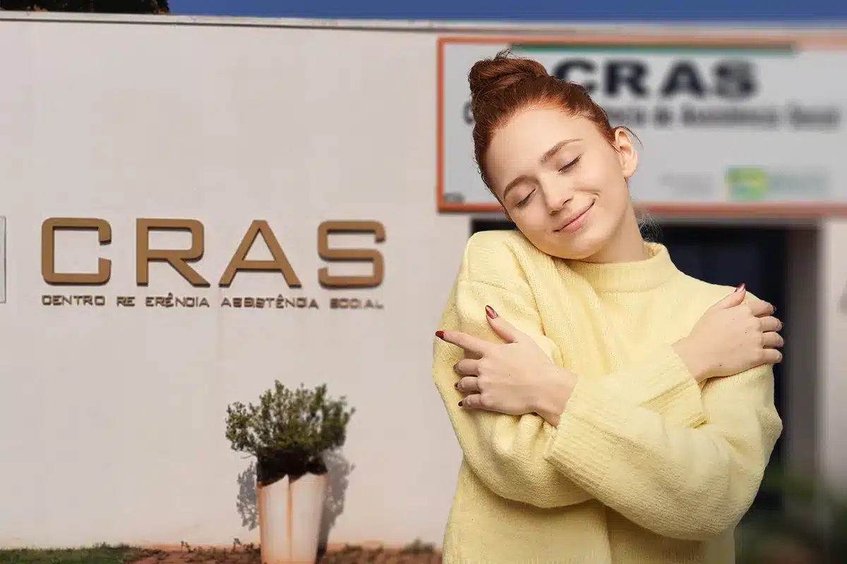 Mulher sorrindo em frente à fachada do CRAS — Centro de Referência de Assistência Social, representando as oportunidades de concurso público para trabalhar no órgão em 2026