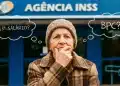 Idosa em frente ao INSS pensando sobre o pagamento do BPC de abril e com dúvidas sobre o 13º salário