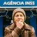 Idosa em frente ao INSS pensando sobre o pagamento do BPC de abril e com dúvidas sobre o 13º salário