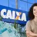 Mulher sorrindo em frente à agência da Caixa com dinheiro em destaque, representando pagamento de R$ 6.220 liberado para brasileiros