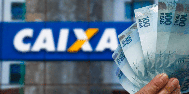 Mão segurando notas de R$ 100 em leque com fachada desfocada da CAIXA ao fundo exibindo logo azul e amarelo.