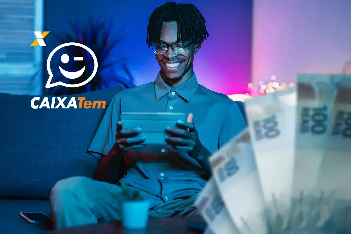 Pessoa usando o aplicativo Caixa Tem, com cédulas de 100 reais ao fundo, destacando as funcionalidades do app.