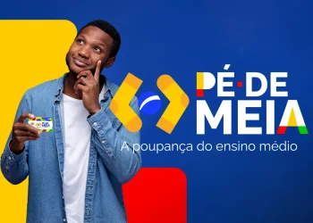 Jovem segurando cartão do Pé-de-Meia com logomarca do programa ao fundo — Pé-de-Meia abril 2026 saque R$ 1.000 MEC