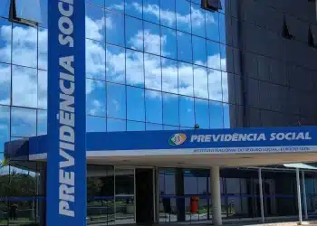 Fachada do edifício sede do INSS, refletindo o céu em seus vidros, que representa o Instituto Nacional do Seguro Social.