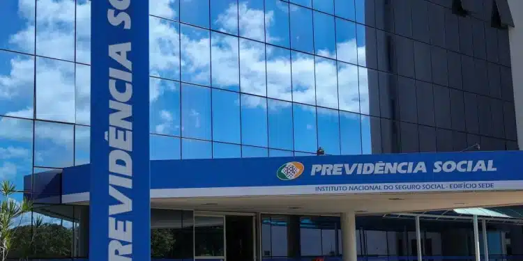 Fachada do edifício sede do INSS, refletindo o céu em seus vidros, que representa o Instituto Nacional do Seguro Social.