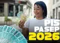 Mulher sorridente segura notas de R$ 100, R$ 50 e R$ 10 reais em ambiente urbano com texto PIS PASEP 2026