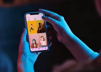 Pessoa usando celular para acessar rede social e observar publicações que podem revelar traços narcisistas.