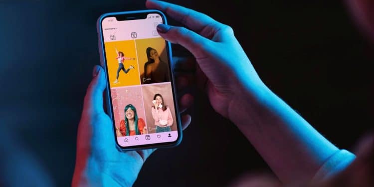 Pessoa usando celular para acessar rede social e observar publicações que podem revelar traços narcisistas.