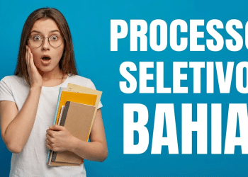 Jovem surpresa com óculos e cabelos castanhos segura cadernos coloridos ao lado do texto Processo Seletivo Bahia