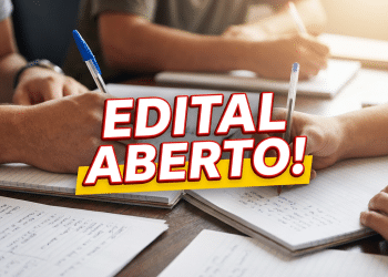 Três mãos escrevendo com caneta em cadernos, edital aberto destacado ao centro