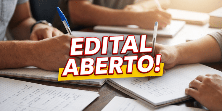 Três mãos escrevendo com caneta em cadernos, edital aberto destacado ao centro