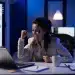 Mulher comemorando produtividade em frente ao laptop, simbolizando a regra dos 80% aplicada no trabalho.
