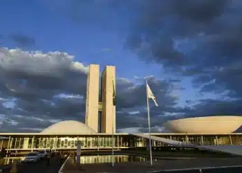 Fachada do Congresso Nacional em Brasília, sede do Poder Legislativo onde o projeto de lei sobre o fim da escala 6x1 será votado