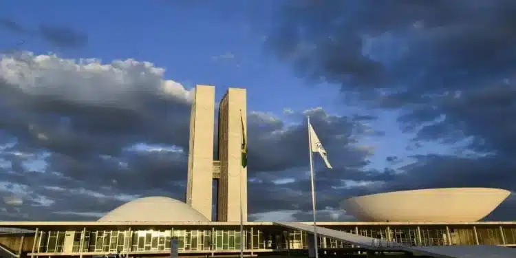 Fachada do Congresso Nacional em Brasília, sede do Poder Legislativo onde o projeto de lei sobre o fim da escala 6x1 será votado
