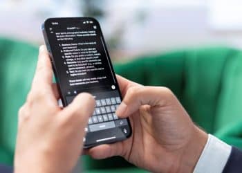 Homem digitando um prompt no aplicativo do ChatGPT pelo celular.